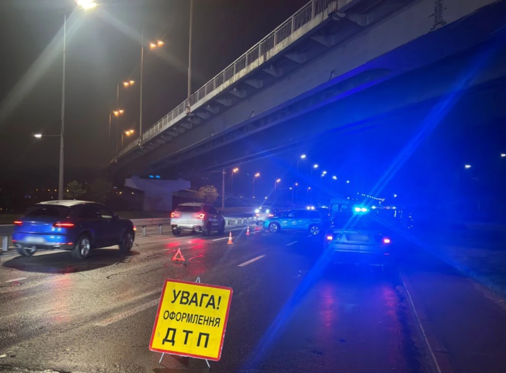 ДТП під мостом у Києві: рух транспорту на Правому березі суттєво ускладнено