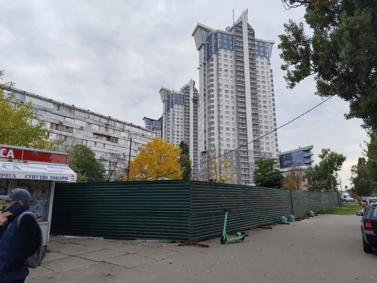«Березняки проти висотки»: кияни оскаржують будівництво 26 поверхів у сквері імені Павла Тичини