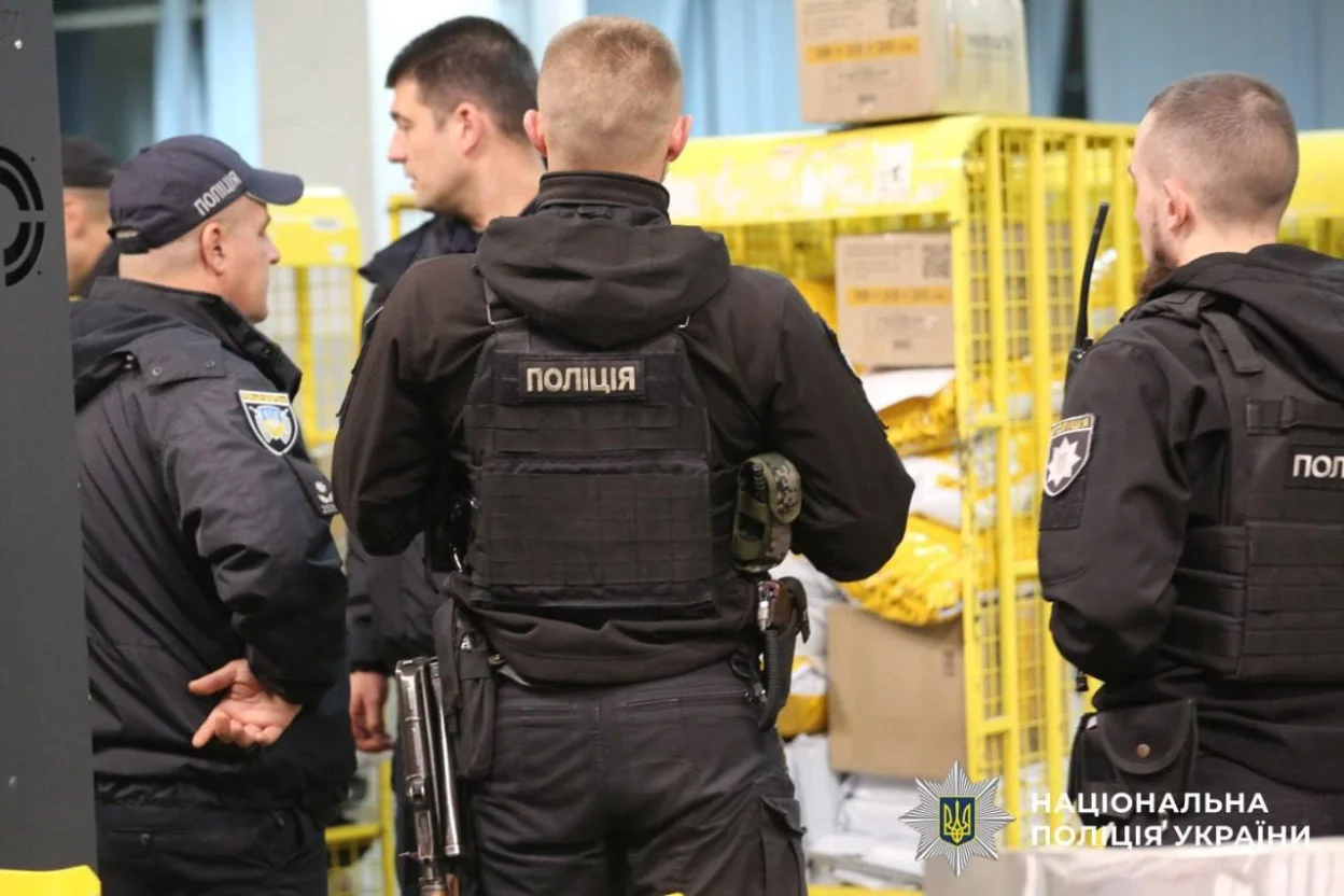 Вибух у київському відділенні “Укрпошти”: п’ятеро людей постраждали через небезпечну посилку