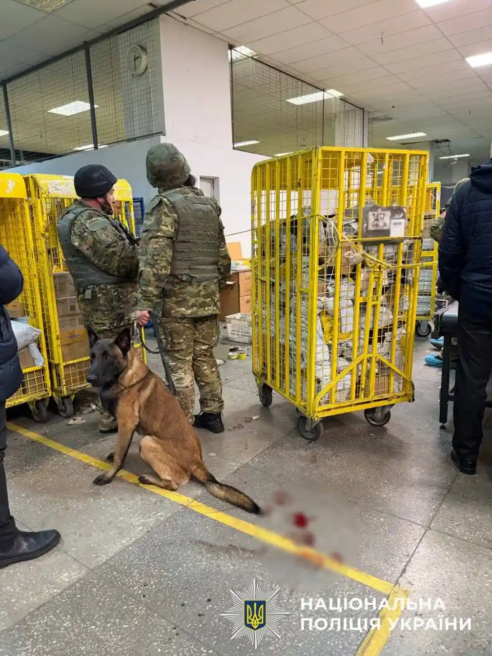 Вибух у київському відділенні “Укрпошти”: п’ятеро людей постраждали через небезпечну посилку
