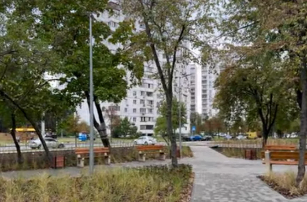 У Києві на Лівому березі з’явилася нова зелена зона з японськими квітами та декоративними травами