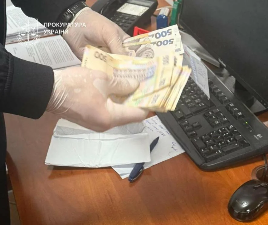 У Києві викрили корупційну схему на митниці: посадовців затримали з хабарем у $2400