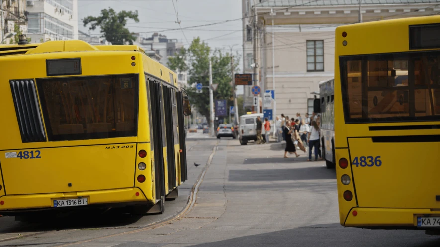 У Києві тимчасово змінять рух транспорту через ярмарки: які маршрути зачепить