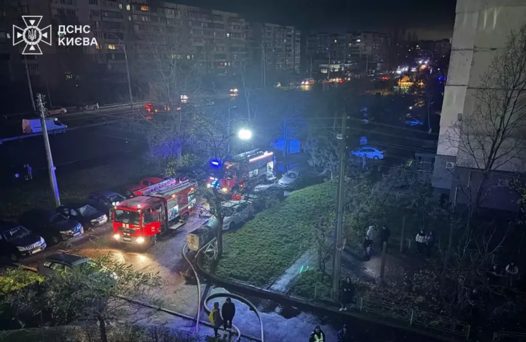 У Києві загасили пожежу в багатоповерхівці на Оболоні: сильне задимлення та врятована людина
