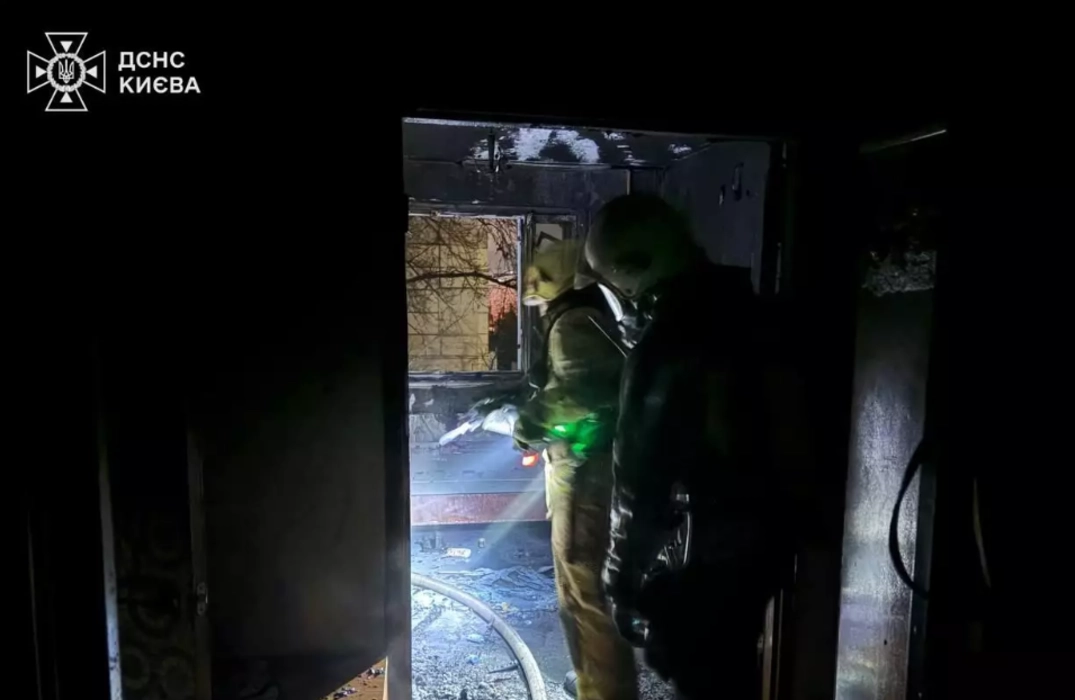 У Києві загасили пожежу в багатоповерхівці на Оболоні: сильне задимлення та врятована людина