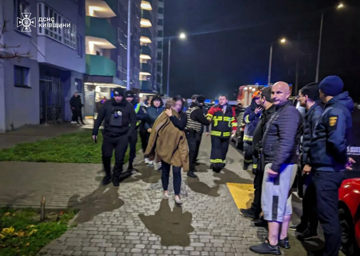 Вибух зарядного пристрою на 23-му поверсі спричинив пожежу та масову евакуацію на Київщині