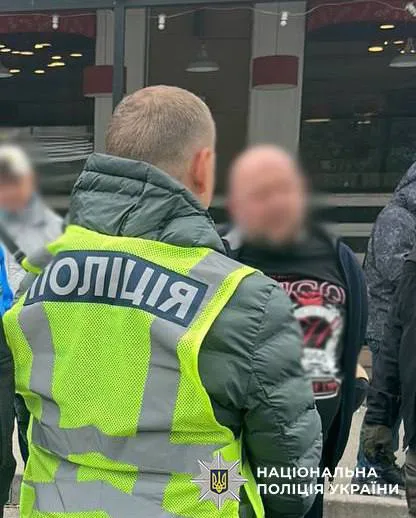 У Києві затримали чоловіка, який за гроші обіцяв допомогти з незаконним працевлаштуванням