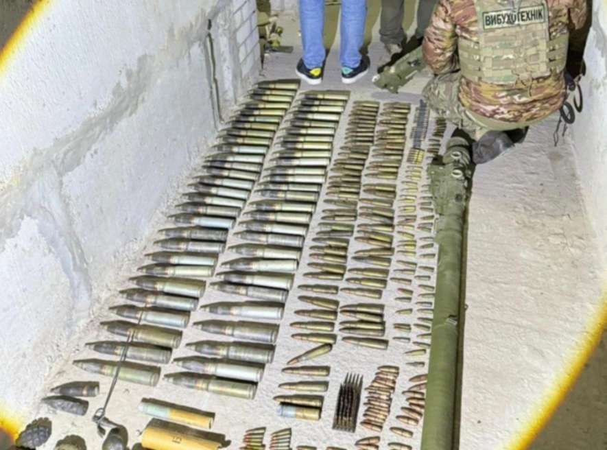 На Київщині виявили схованку з сотнями боєприпасів: поліція затримала підозрюваного