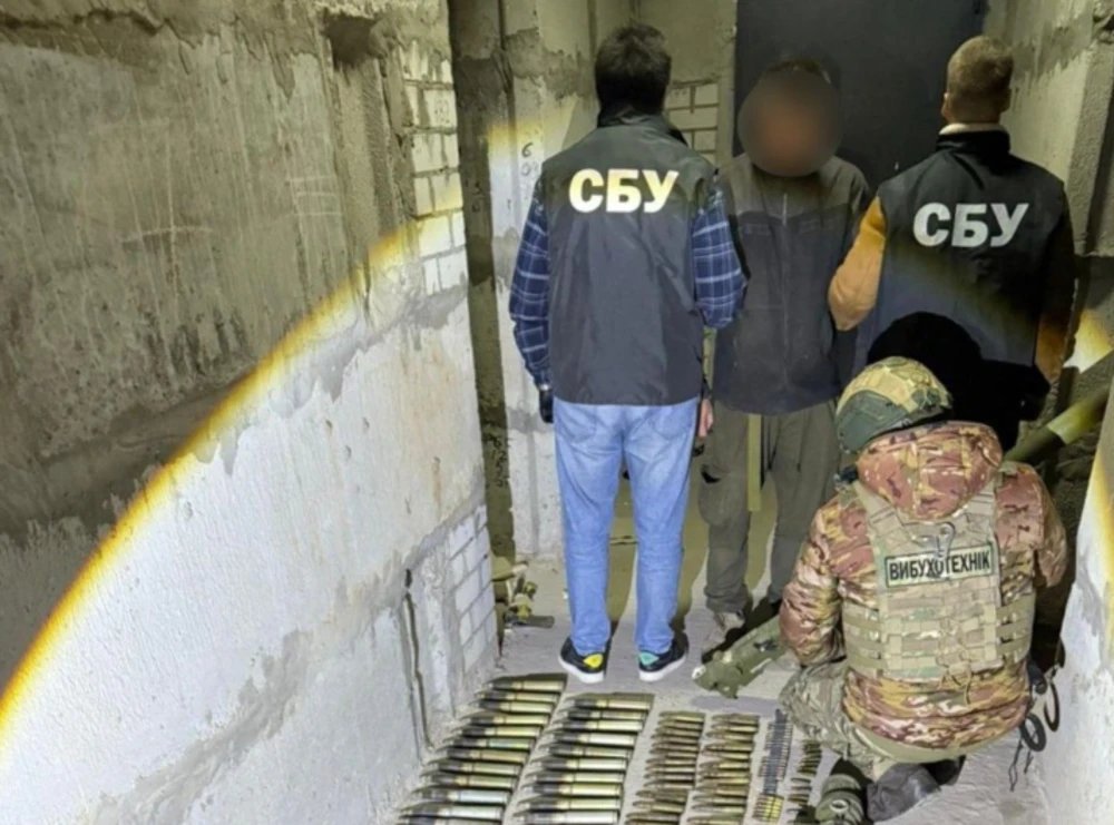 На Київщині виявили схованку з сотнями боєприпасів: поліція затримала підозрюваного