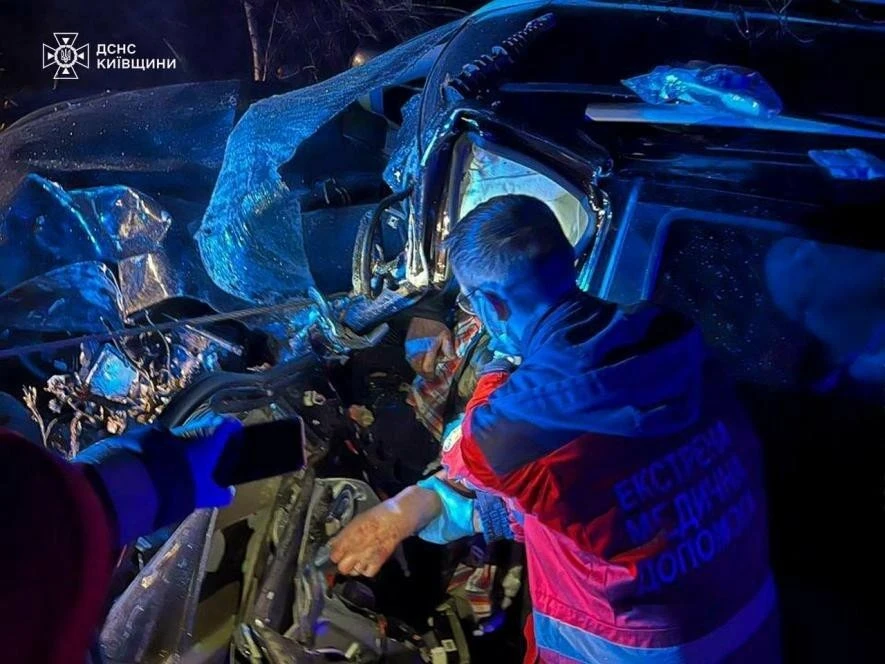 На Київщині рятувальники витягли водія з понівеченого авто після зіткнення з деревом