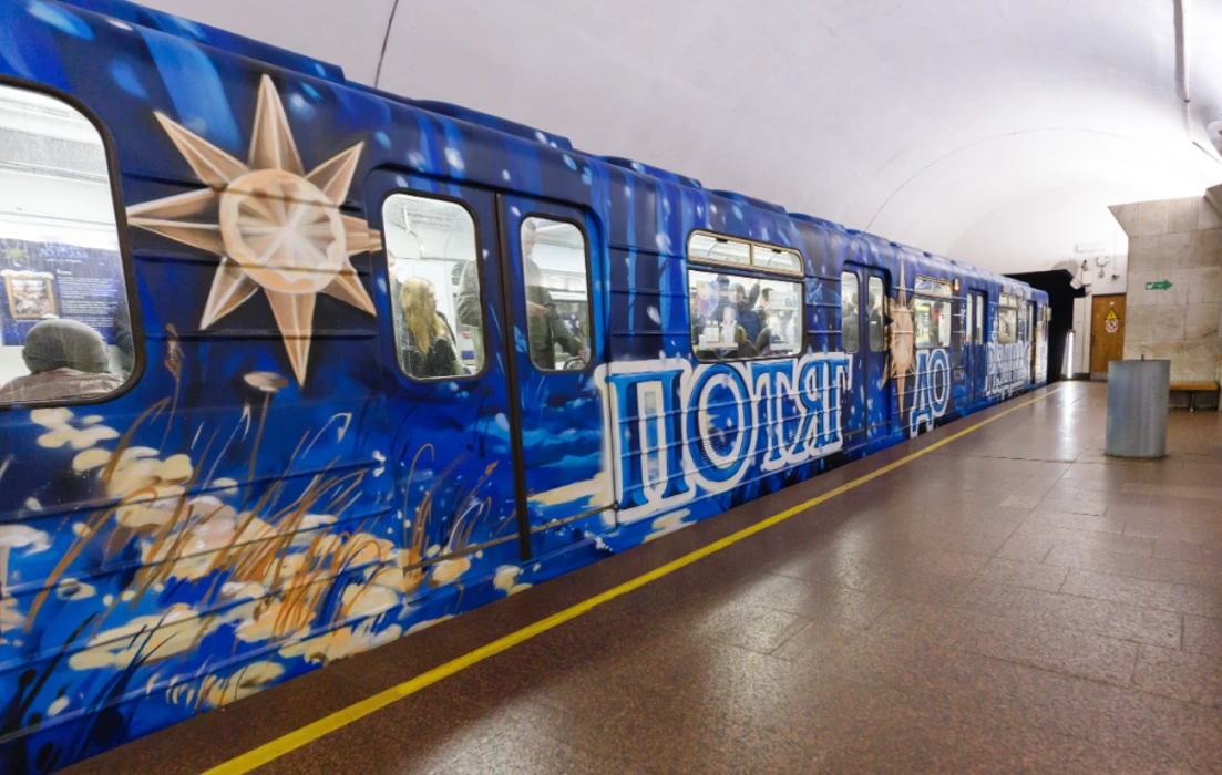 У київському метро запрацював різдвяний артпоїзд, присвячений українським традиціям