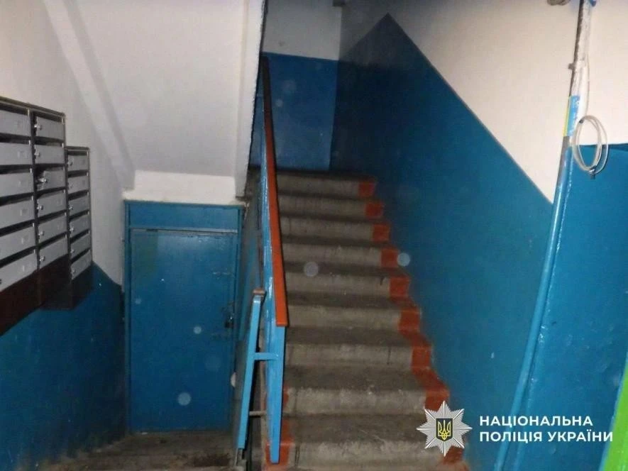 Загроза у під’їзді: у Києві п’яний мешканець накинувся на сусідку з автоматом