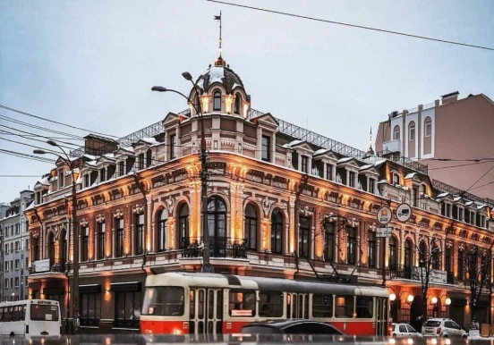 На продаж у центрі Подолу виставили унікальну історичну будівлю з бізнесом та непростою долею