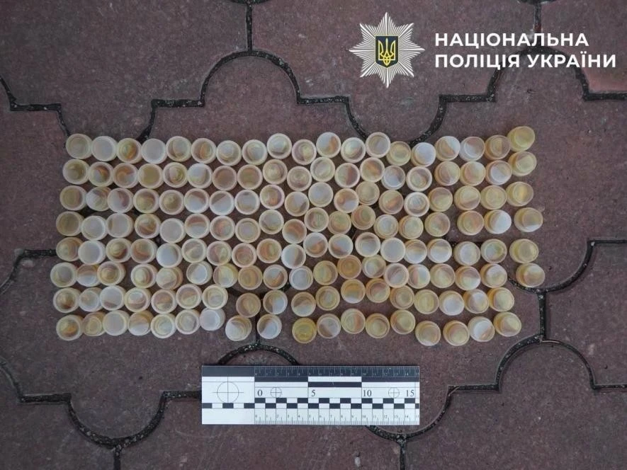 У Києві затримали кур’єра онлайн-наркомагазину: вилучено колби з канабісом та десятки «закладок»