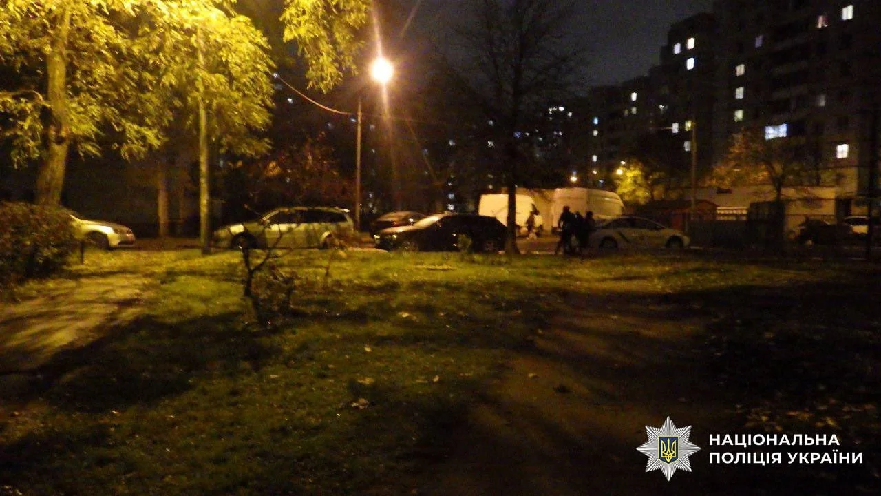 У Києві сварка через дитину переросла в напад з ножем: перехожий опинився в лікарні