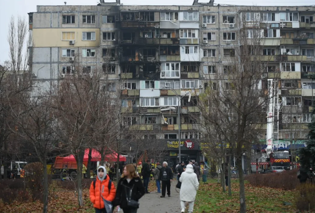 Київ оговтується після нічної атаки: рятувальники показали масштаб ліквідації наслідків