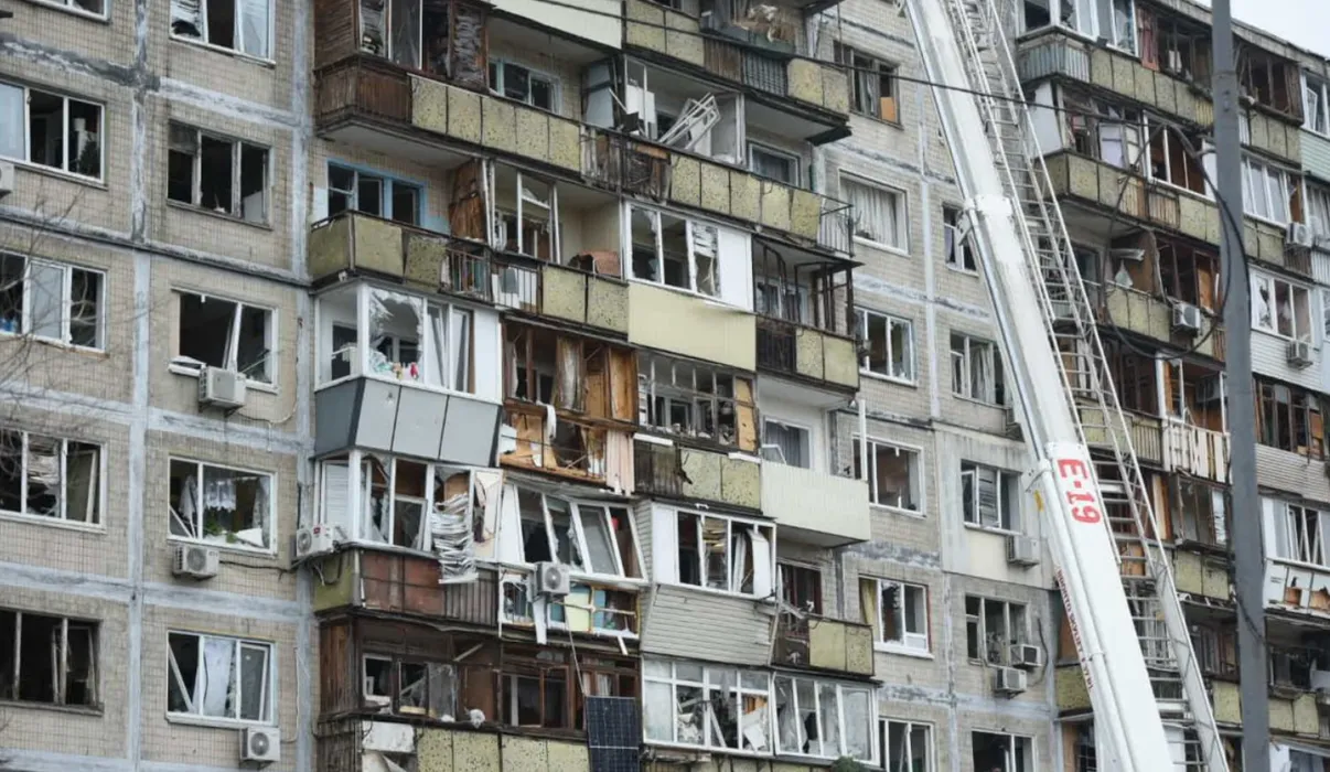 Київ оговтується після нічної атаки: рятувальники показали масштаб ліквідації наслідків