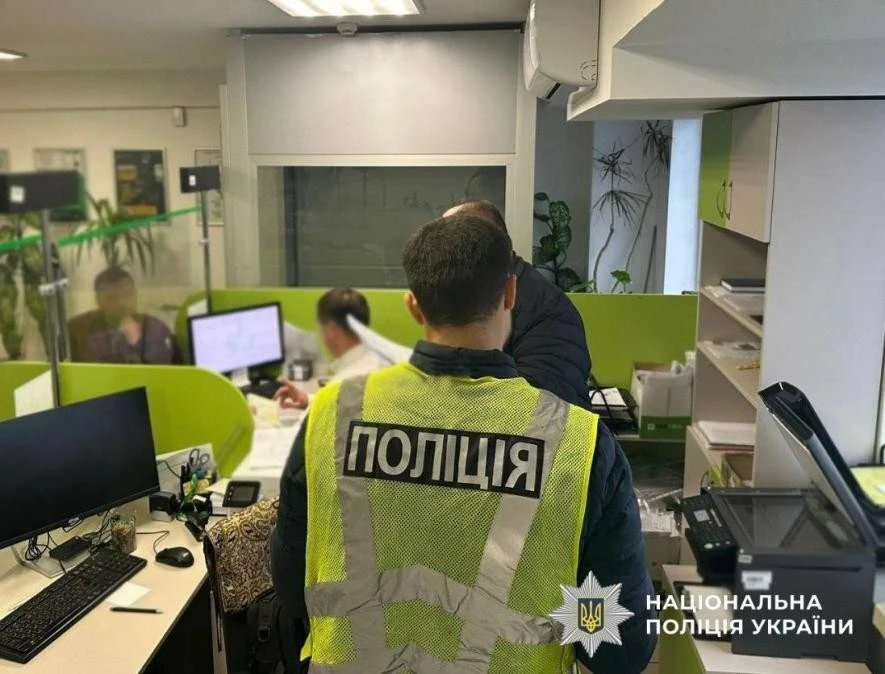 У столиці викрили схему «швидких послуг»: чоловіка затримали за заробіток на чергах у сервісних центрах
