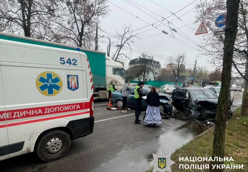 Потрійна аварія у Києві: рух перекрито, двоє людей у тяжкому стані