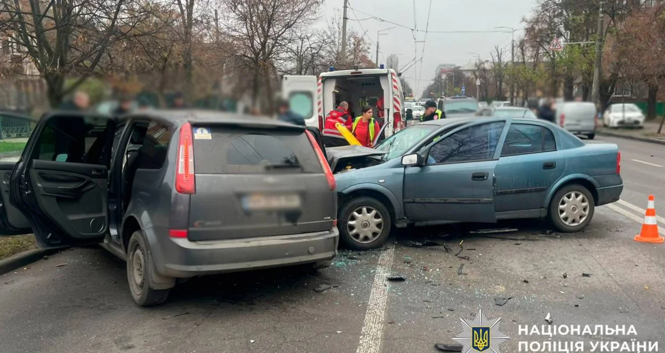 Потрійна аварія у Києві: рух перекрито, двоє людей у тяжкому стані