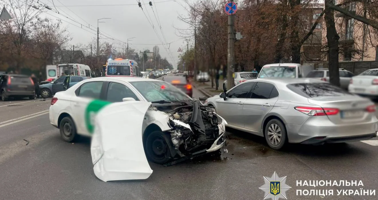 Потрійна аварія у Києві: рух перекрито, двоє людей у тяжкому стані