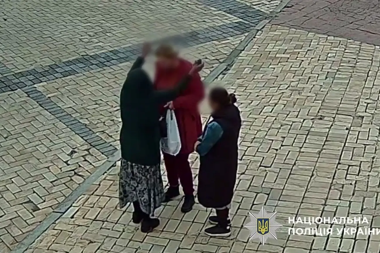 У центрі Києва затримали жінку, яка під видом «цілительки» грабувала перехожих
