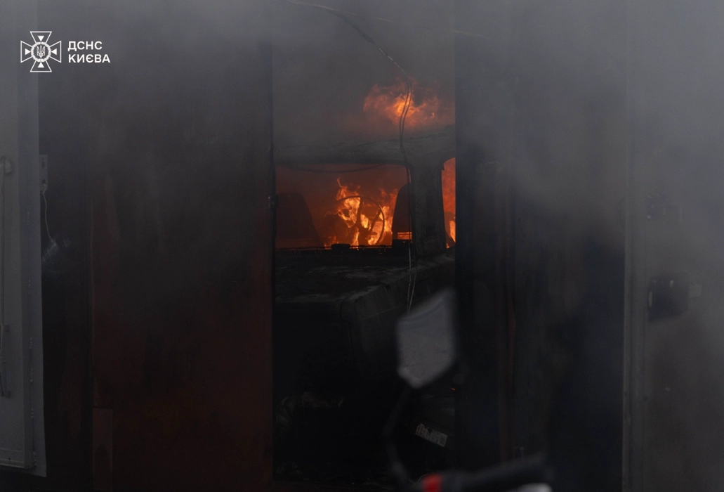 У столиці ліквідували масштабну пожежу в гаражному кооперативі: дим стояв на пів району