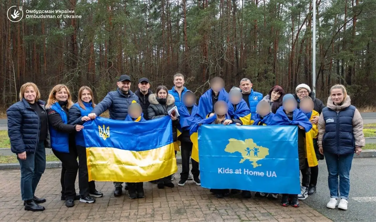 Семеро дітей повернулися в Україну перед Днем Святого Миколая