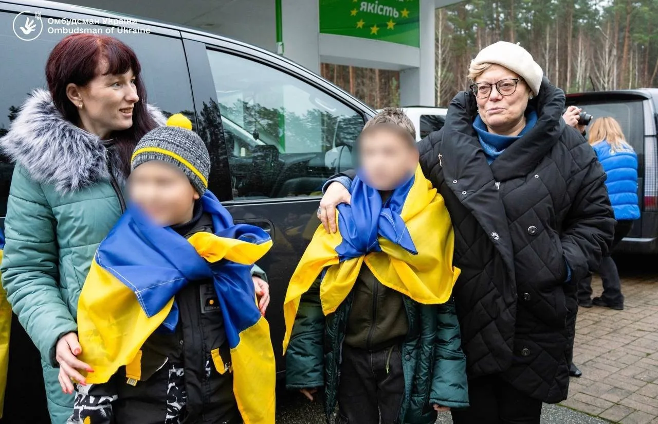 Семеро дітей повернулися в Україну перед Днем Святого Миколая