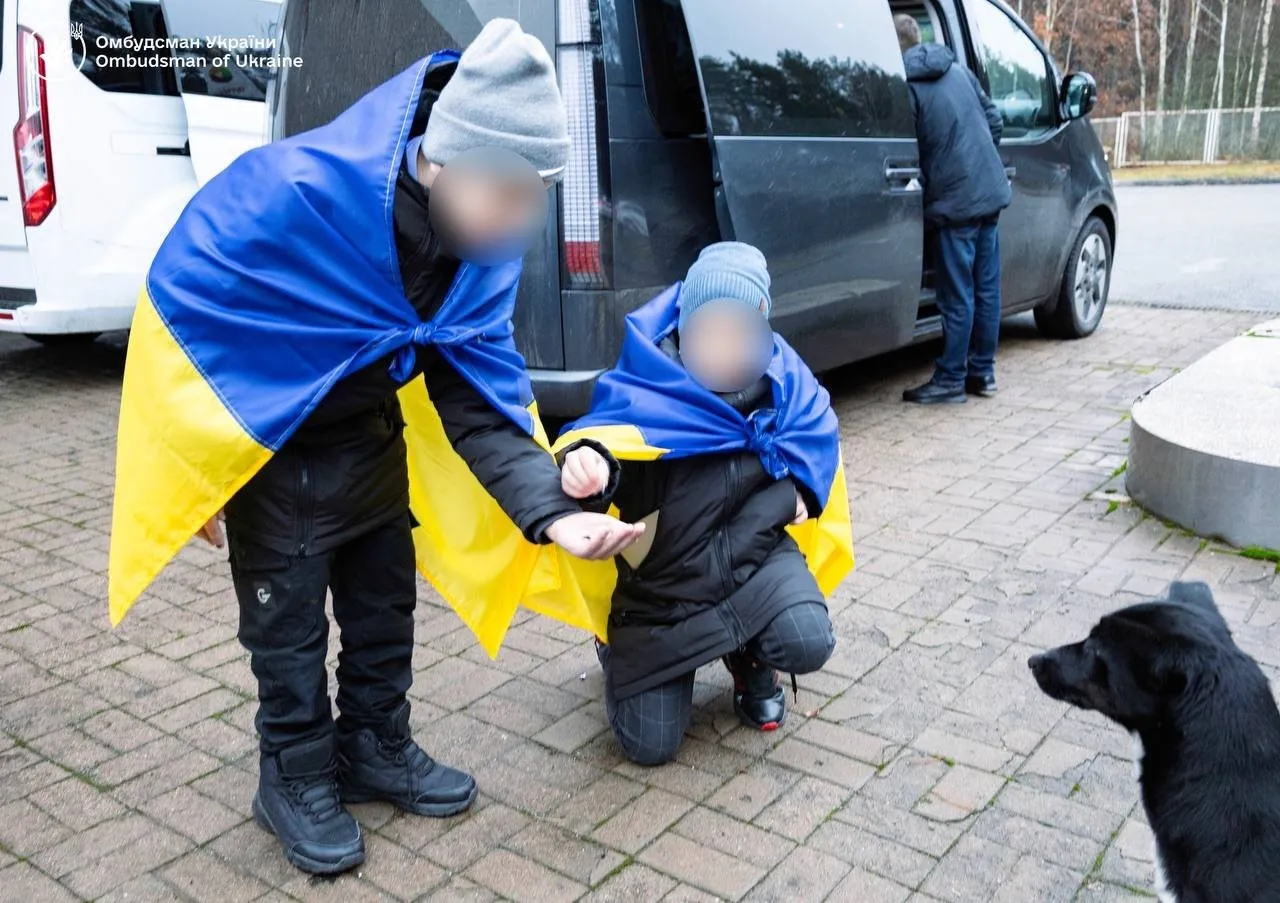 Семеро дітей повернулися в Україну перед Днем Святого Миколая