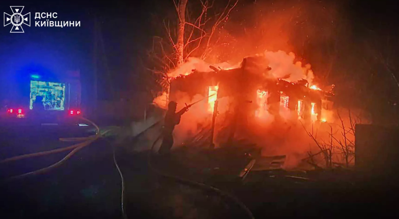 Нічний вибух полум’я на Київщині: у приватному будинку загинула жінка