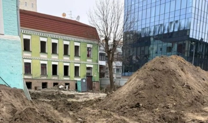 Самочинне будівництво в історичному центрі Києва: на Подолі зупинили роботи в охоронній зоні