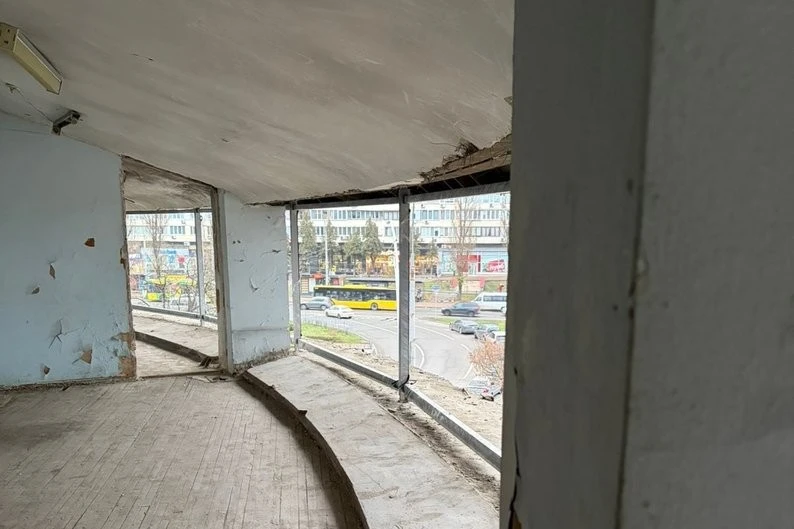 Реставрація під наглядом: у Києві перевірили хід робіт у легендарній «Летючій тарілці»