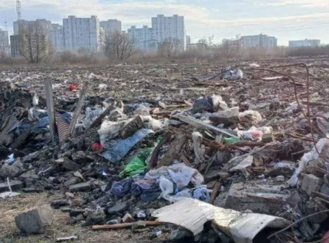 Нелегальне сміттєзвалище загрожує Києву: у Броварському районі виявлено системне забруднення