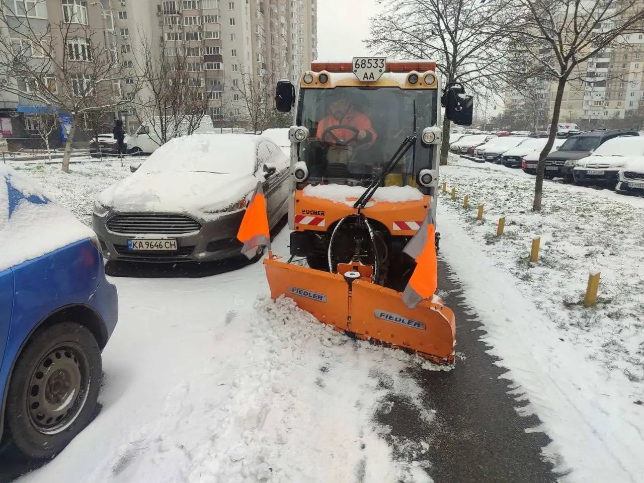 Київ готується до снігової погоди: комунальники обробляють дороги та тротуари