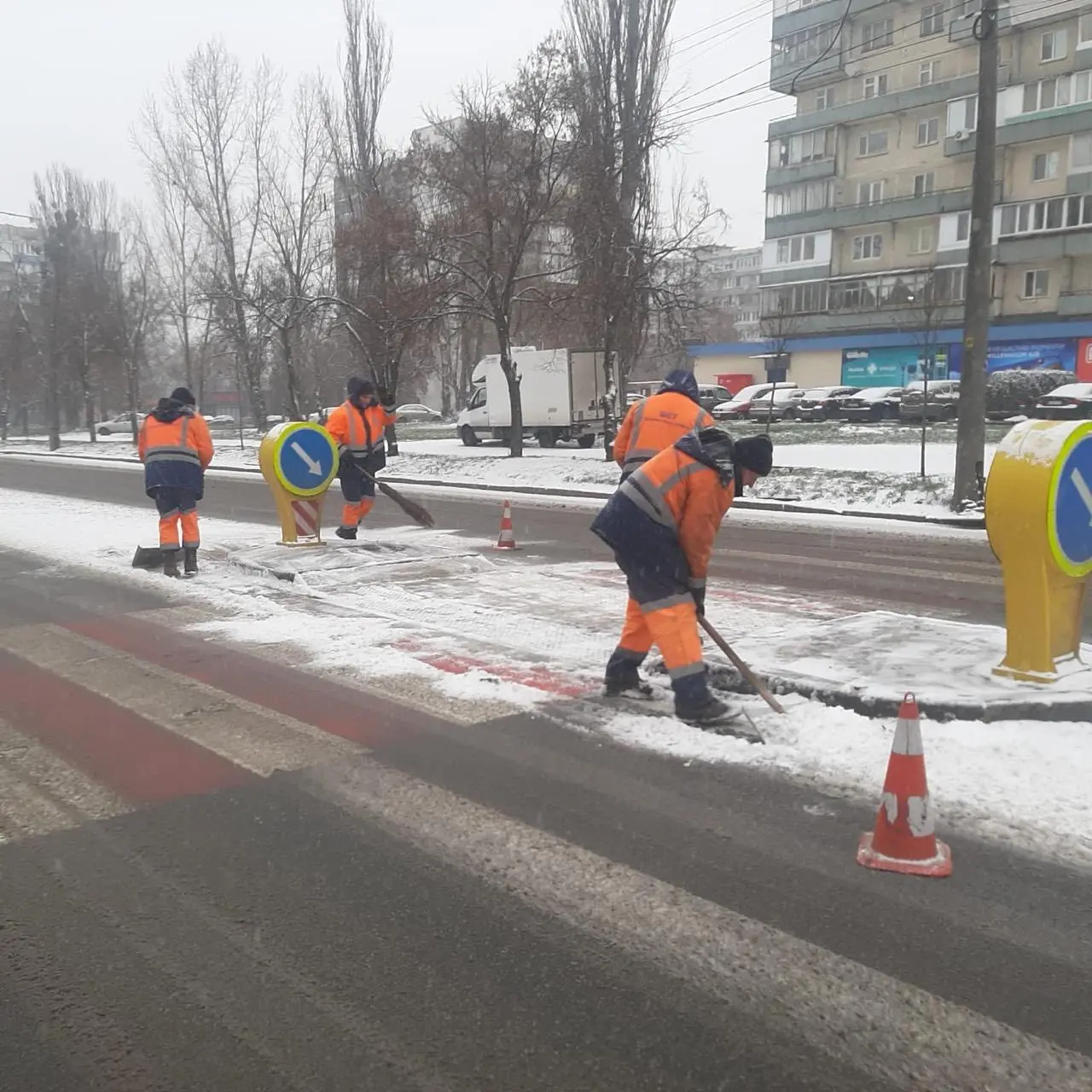 Київ готується до снігової погоди: комунальники обробляють дороги та тротуари