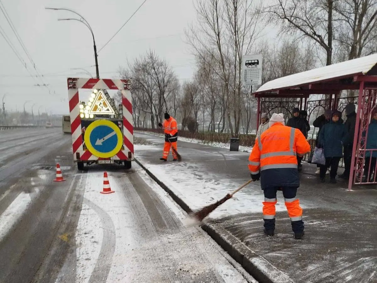 Київ готується до снігової погоди: комунальники обробляють дороги та тротуари