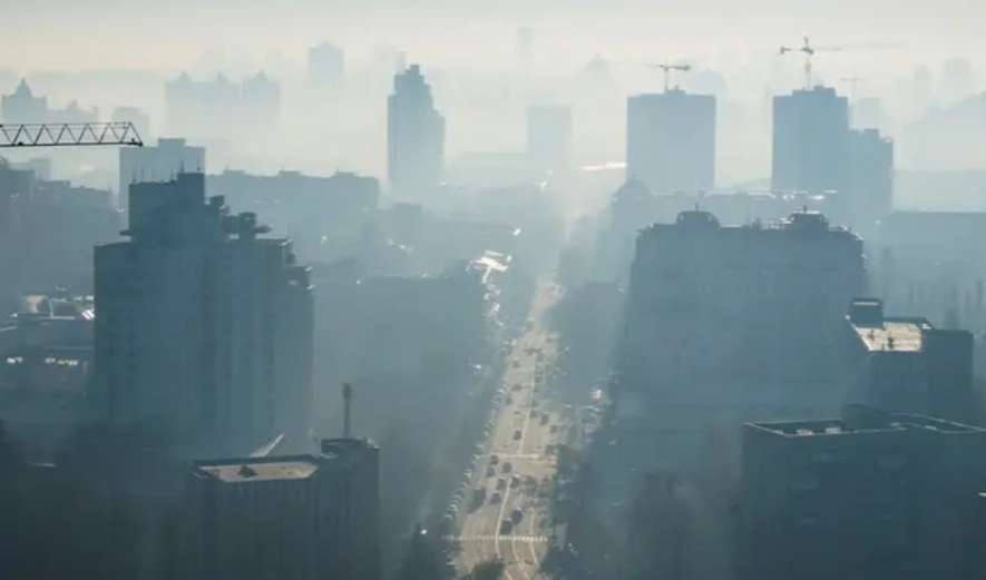Повітря в центрі столиці погіршилось: киян попереджають про смог і радять обмежити провітрювання
