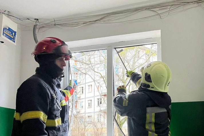 Святошин після атаки: розбиті вікна, зруйновані балкони і робота рятувальників зранку