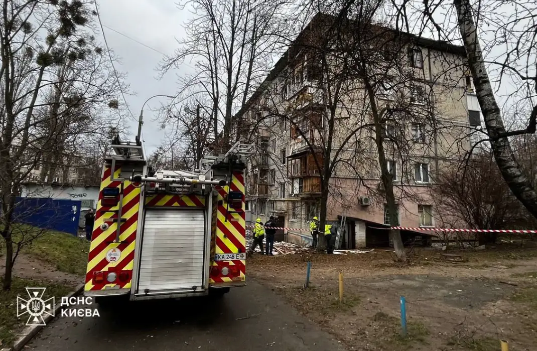 Святошин після атаки: розбиті вікна, зруйновані балкони і робота рятувальників зранку