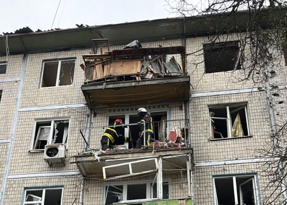 Святошин після атаки: розбиті вікна, зруйновані балкони і робота рятувальників зранку