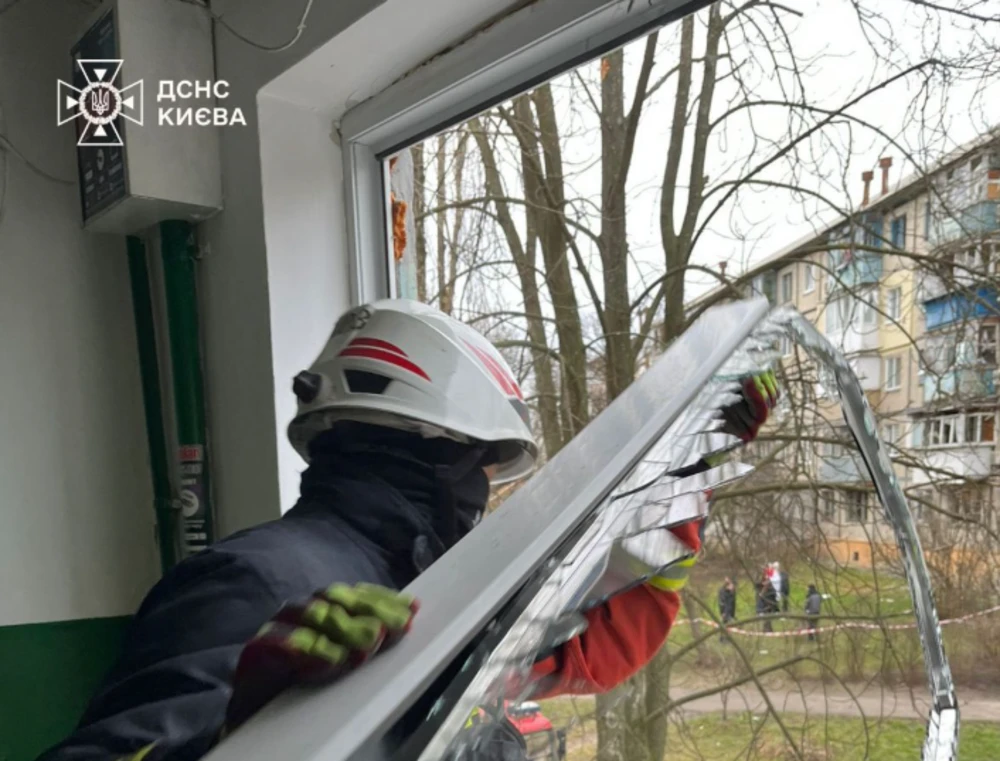 Святошин після атаки: розбиті вікна, зруйновані балкони і робота рятувальників зранку