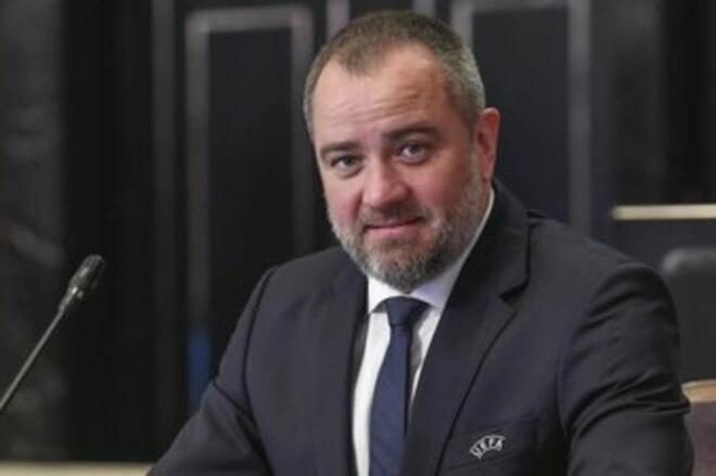 Колишній очільник УАФ залишив Україну, попри домашній арешт