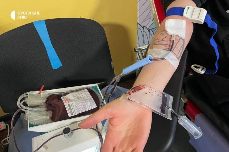 Різдвяна черга до пункту донації: у Києві зібрали кров для фронту на тлі гострого дефіциту