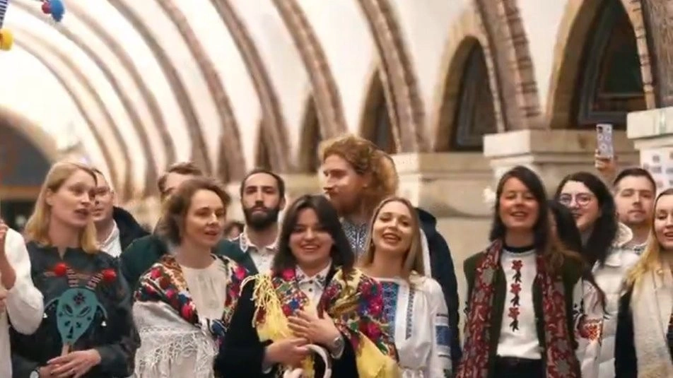 Різдвяний “Щедрик” у метро: посольства Німеччини, Великої Британії та Франції заспівали разом із українцями