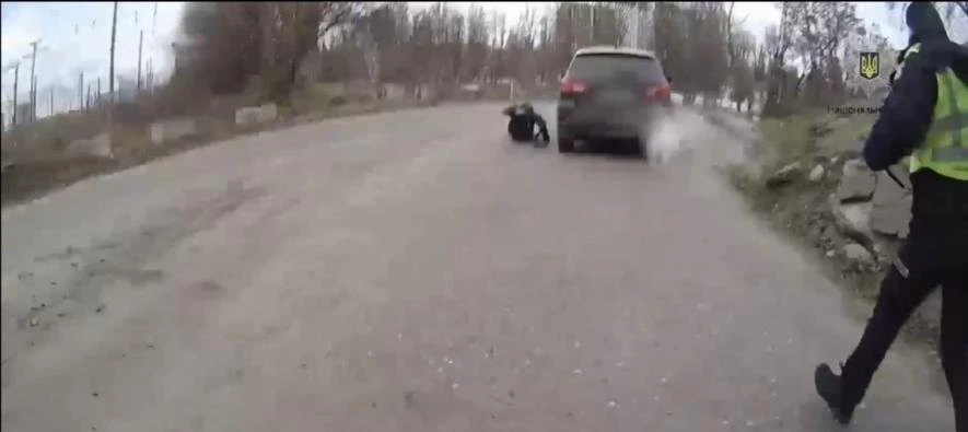 Наїзд, втеча і розбите скло: столичні поліцейські затримали водія Mitsubishi