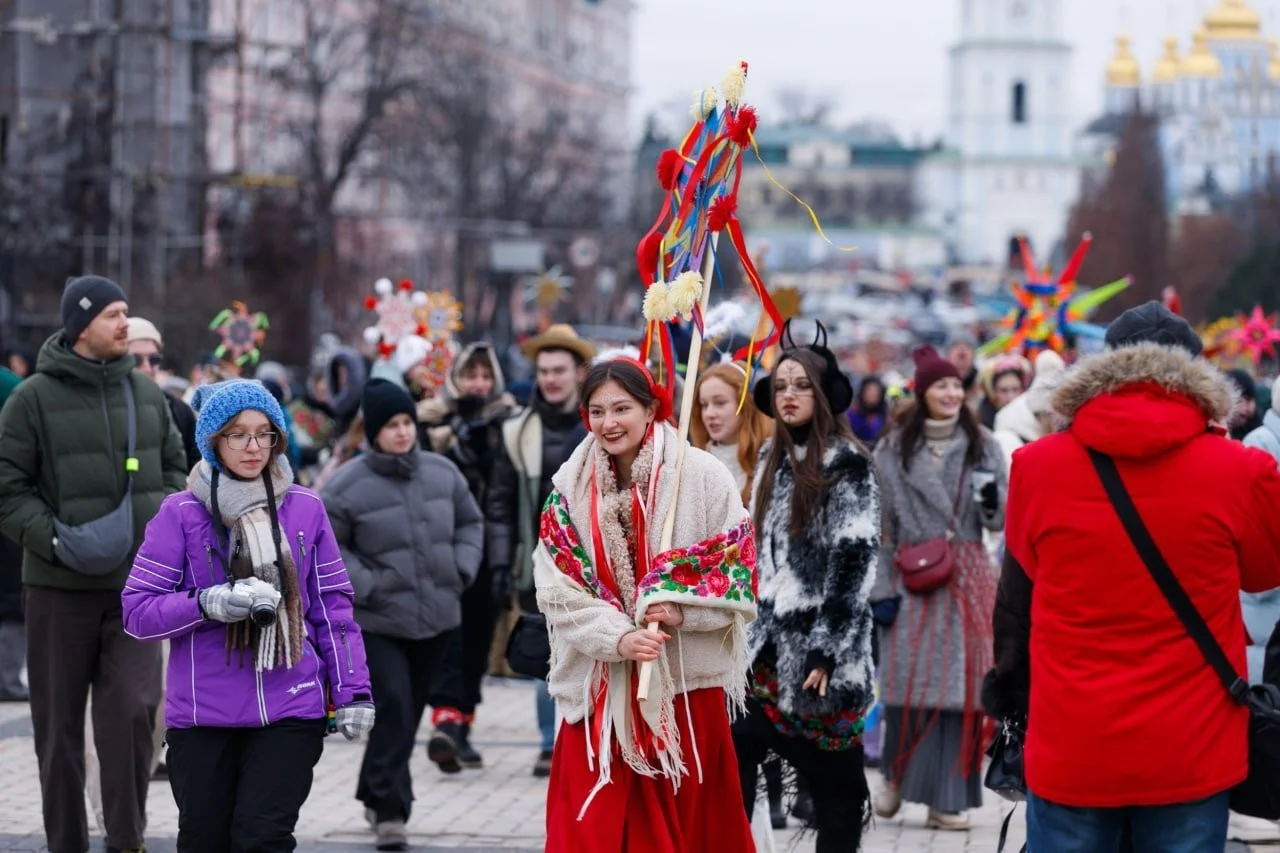 Різдво у центрі Києва: колони зі зірками, вертеп на Софії та тисячі дітей на святах