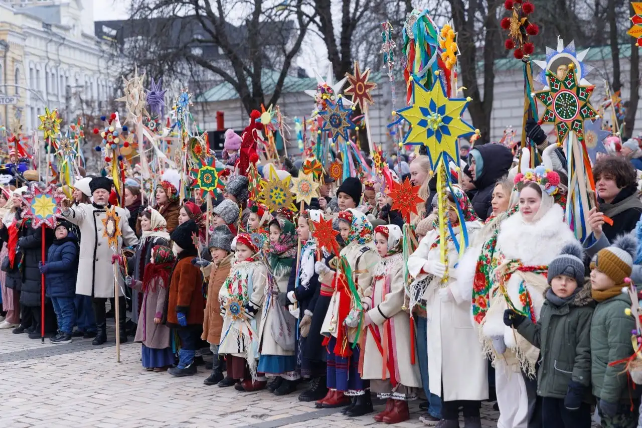 Різдво у центрі Києва: колони зі зірками, вертеп на Софії та тисячі дітей на святах