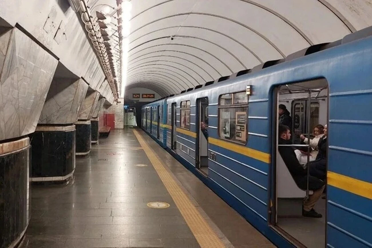Київська підземка підлаштовується під дефіцит електроенергії: на червоній лінії збільшили інтервали