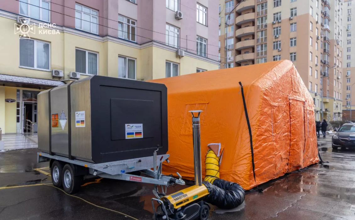 Дві ночі без світла і тепла: як київські рятувальники тримали місто під час обстрілів
